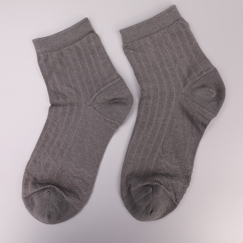 Calzini da uomo casual morbidi cuciti a mano con motivo circolare a righe verticali della collezione Modal WSD2802