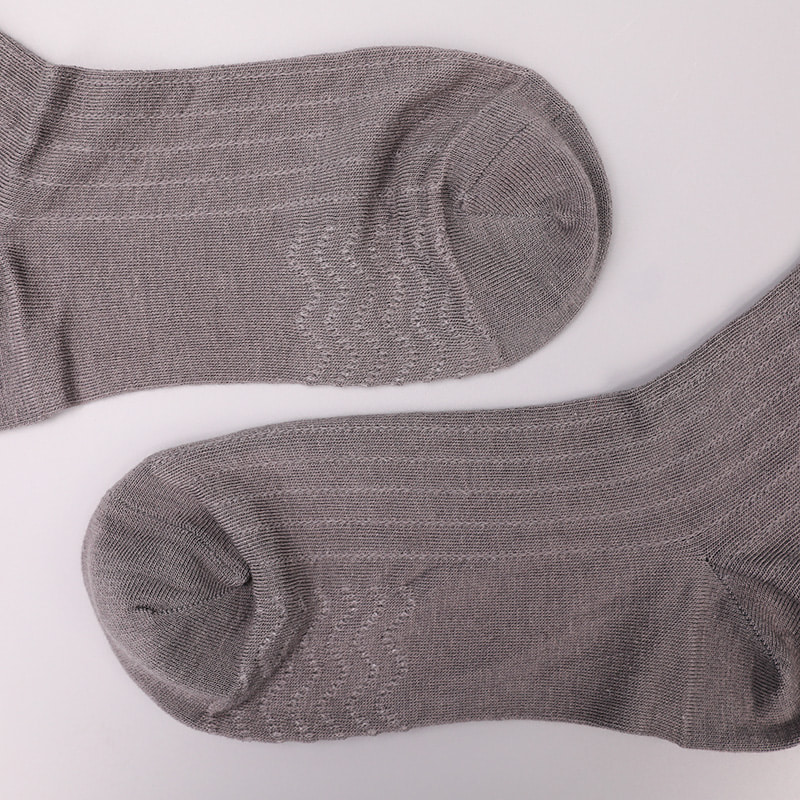 Calzini da uomo casual morbidi cuciti a mano con motivo circolare a righe verticali della collezione Modal WSD2802