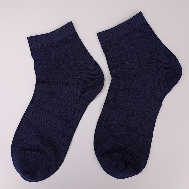 Calzini da uomo casual morbidi cuciti a mano con motivo circolare a righe verticali della collezione Modal WSD2802